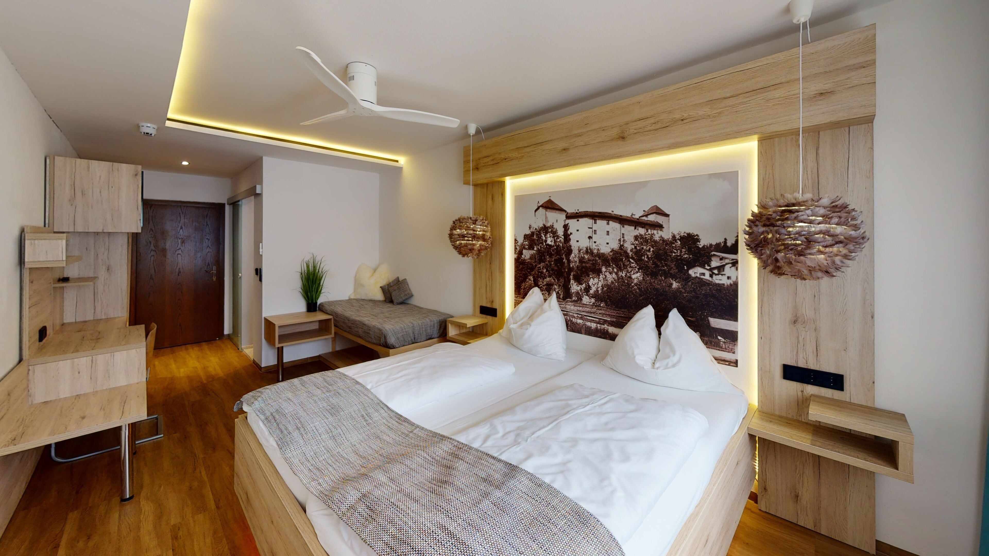 舒适三人房 | 客房内保险箱、办公桌、免费 WiFi、床单