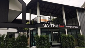 A modern hotel with a balcony, large windows, and a sign reading "SA-THU hotel Chiangmai Gate". - Sathu Hotel (Chiang Mai)
