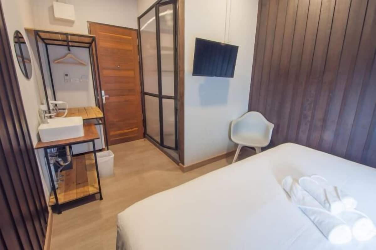 Minibar, in-room safe, blackout drapes, free WiFi