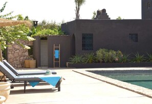 Outdoor pool, pool umbrellas, pool loungers - Koheilan Oriental Lodge Farm (Zaouiat Saiss)