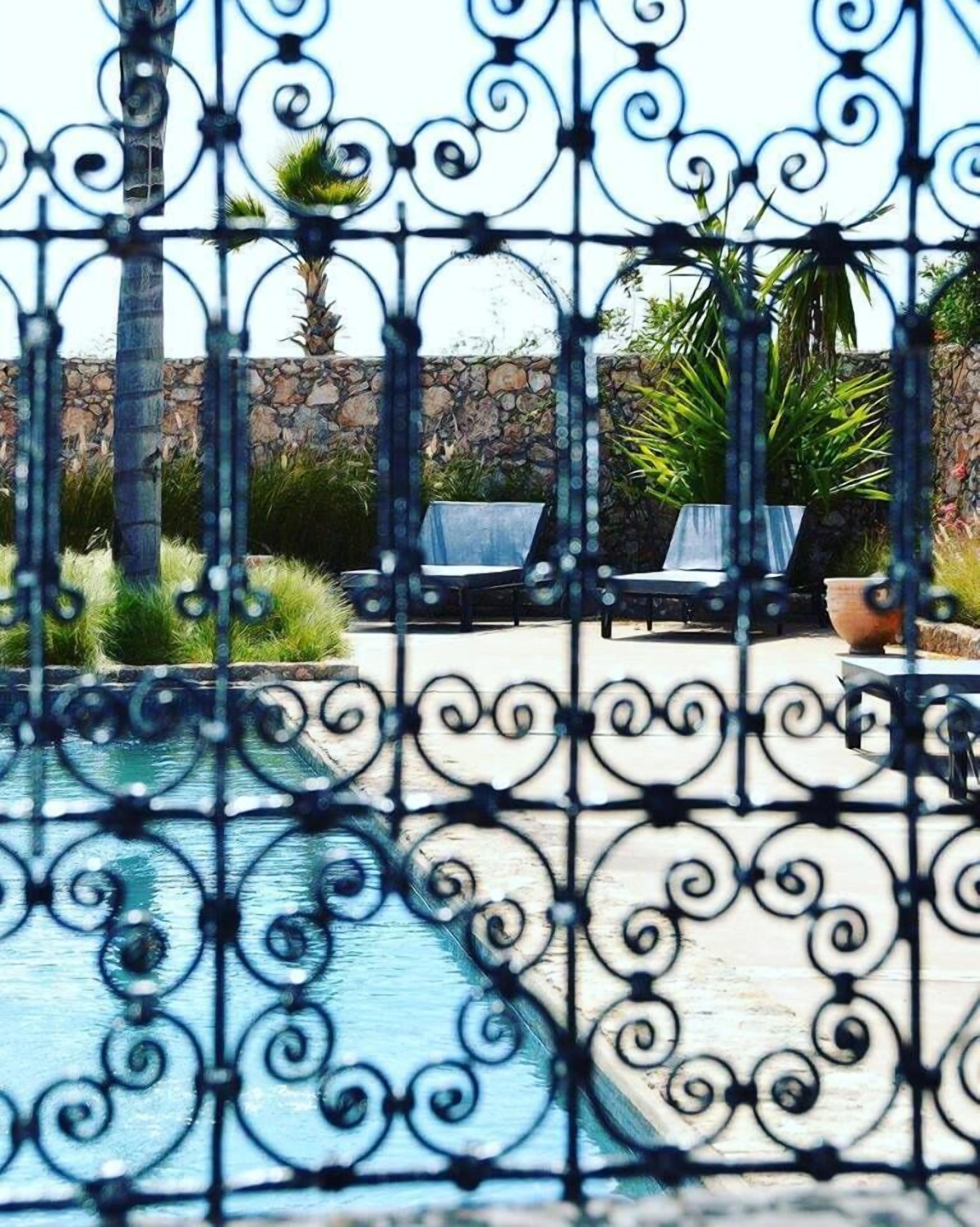 Utendørsbasseng, bassengparasoller og solsenger