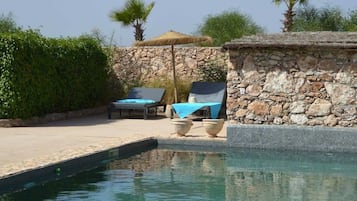 Piscine extérieure, parasols de plage, chaises longues