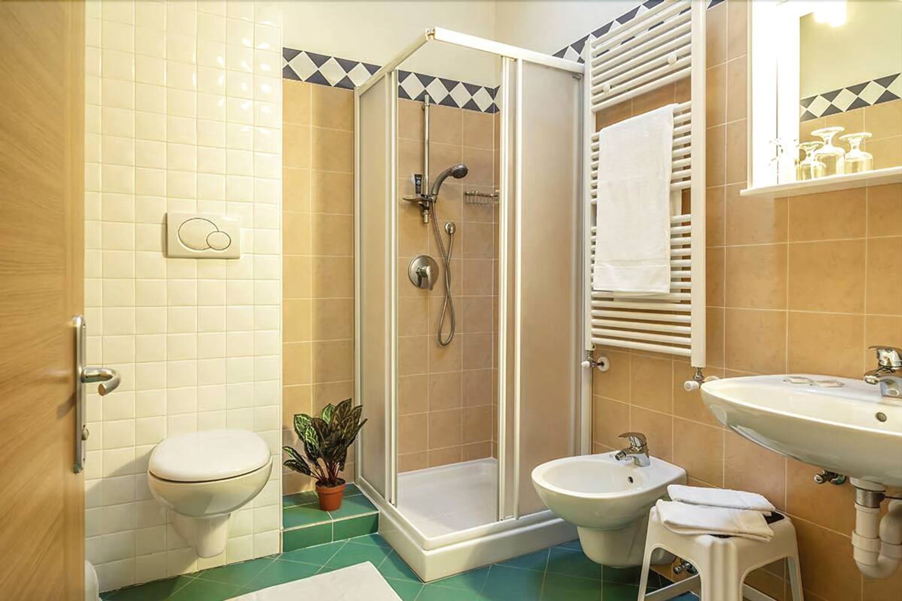 Artículos de tocador gratuitos, secador de pelo, bidet, toallas