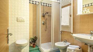 Artículos de tocador gratuitos, secador de pelo, bidet, toallas