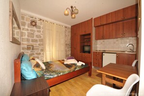 Desk, free WiFi, bed sheets - Una Apartments (Kotor)