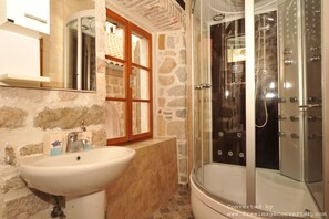 Deluxe Studio | Bathroom