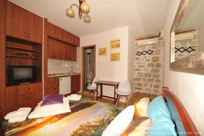 Deluxe Studio