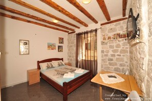 Desk, free WiFi, bed sheets - Una Apartments (Kotor)
