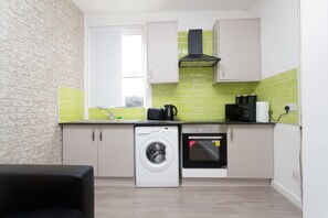 Appartement, salle de bains attenante (One Bedroom- Sleeps 2) | Cuisine partagée