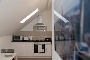 Superior Apartment, Ensuite (One Bedroom - Sleeps 3) | Shared kitchen - Kirkstall House (Leeds)