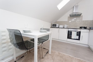 Appartement Supérieur, salle de bains attenante (One Bedroom - Sleeps 3) | Cuisine partagée