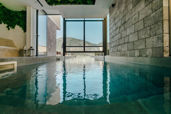 Indoor pool, seasonal outdoor pool, sun loungers - Hotel Casa del Mare Vizura (Kotor)
