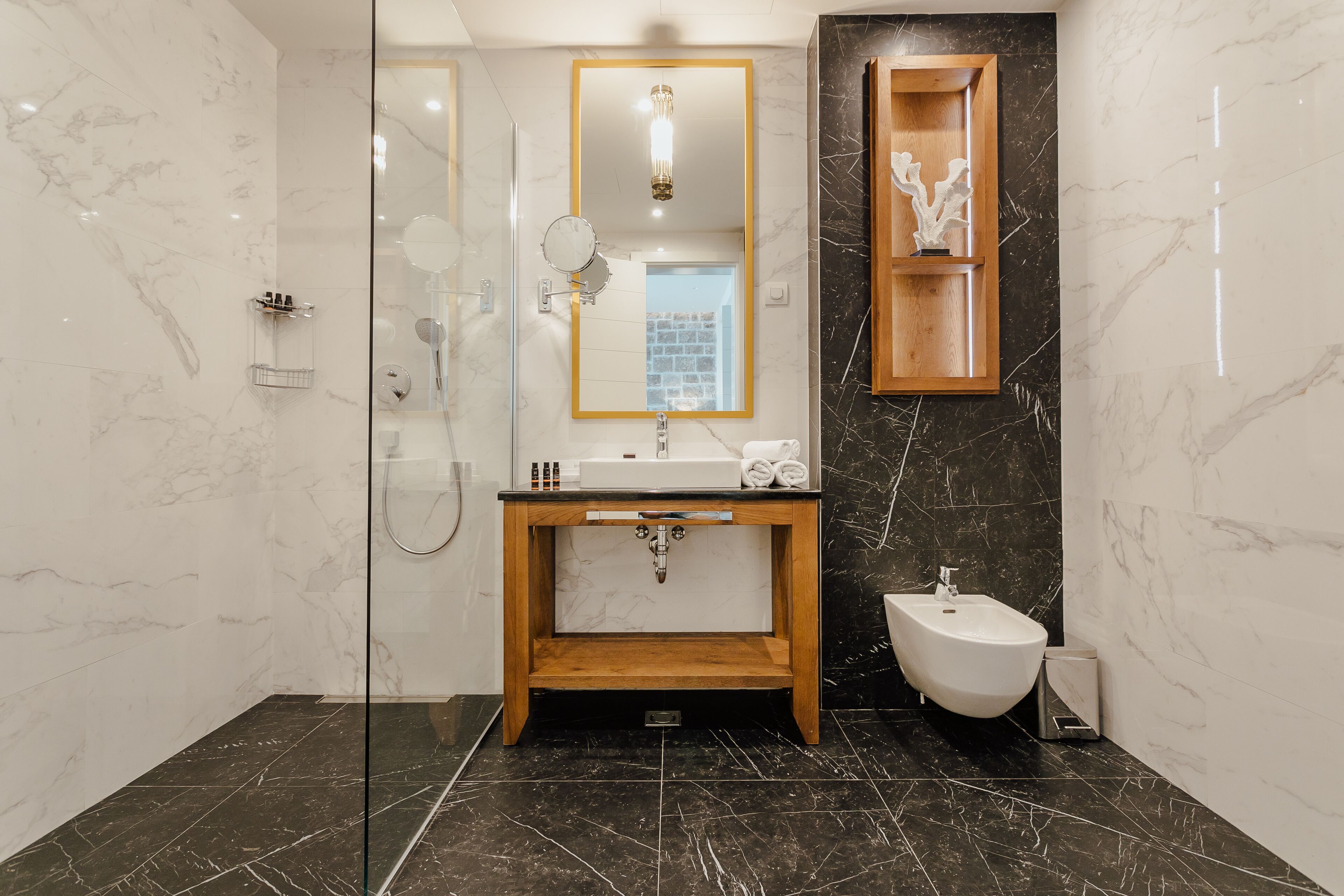 deluxe suite, 1 bedroom, sea view | bathroom | deep-soaking bathtub, free toiletries, hair dryer, bathrobes