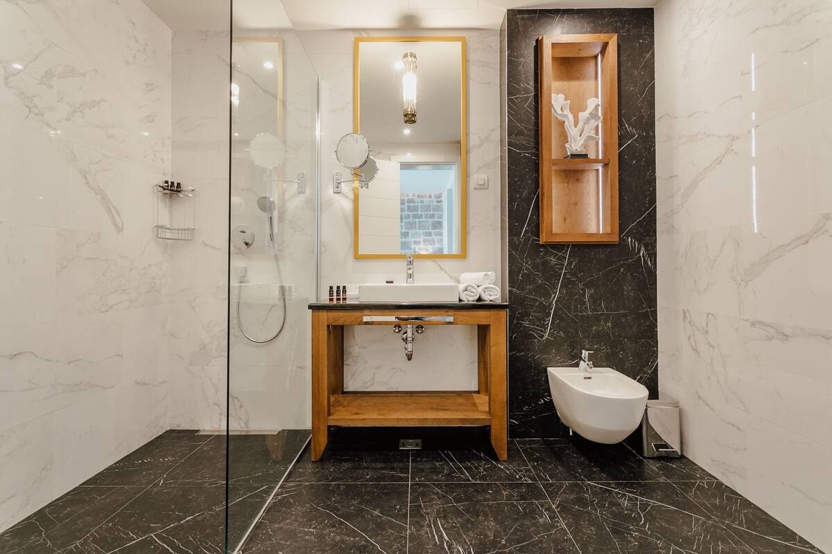 deluxe suite, 1 bedroom, sea view | bathroom | deep-soaking bathtub, free toiletries, hair dryer, bathrobes