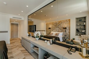 Minibar, caja de seguridad en la habitación y decoración personalizada 