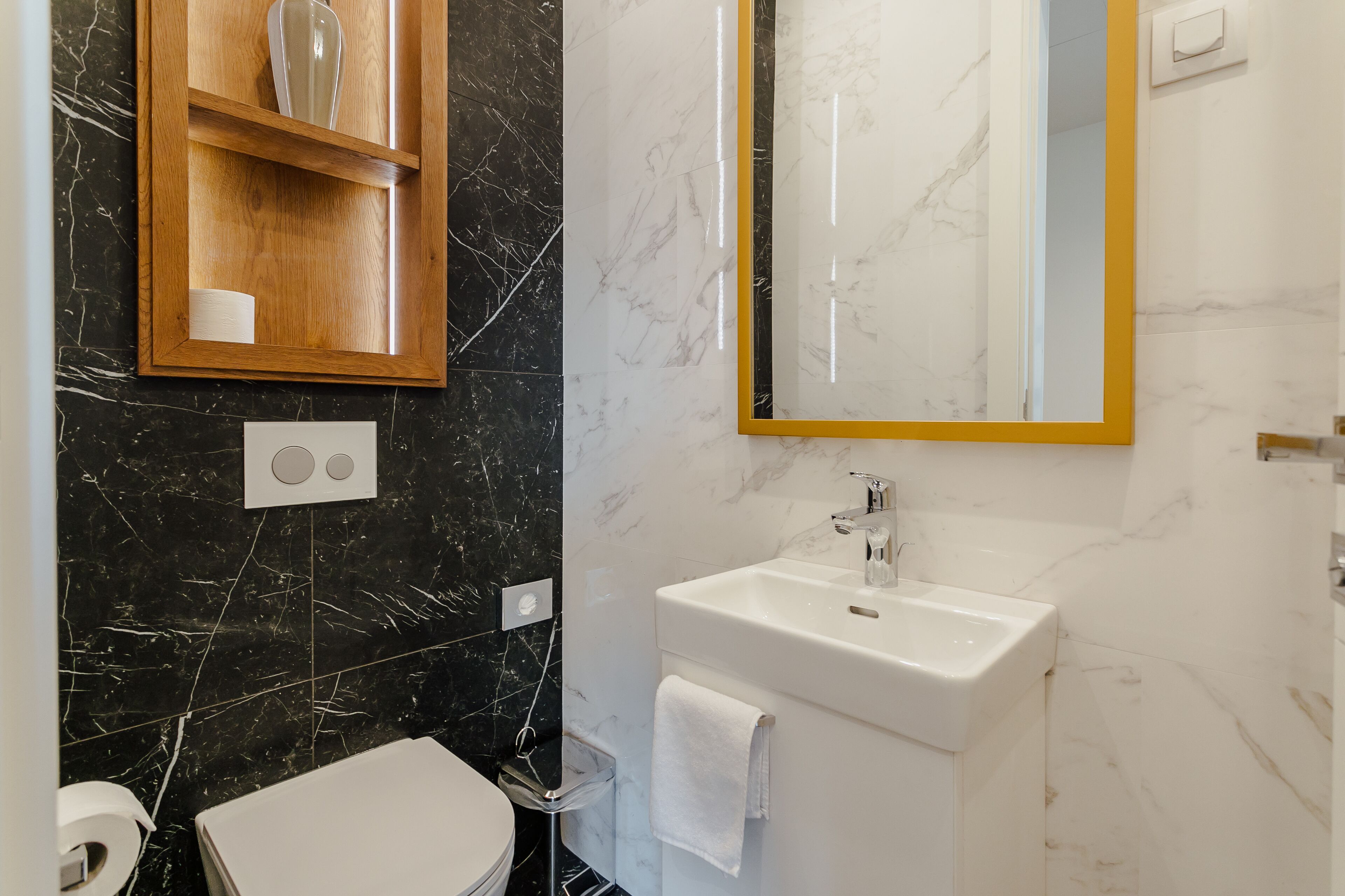 Un baño con inodoro, lavabo y espejo.