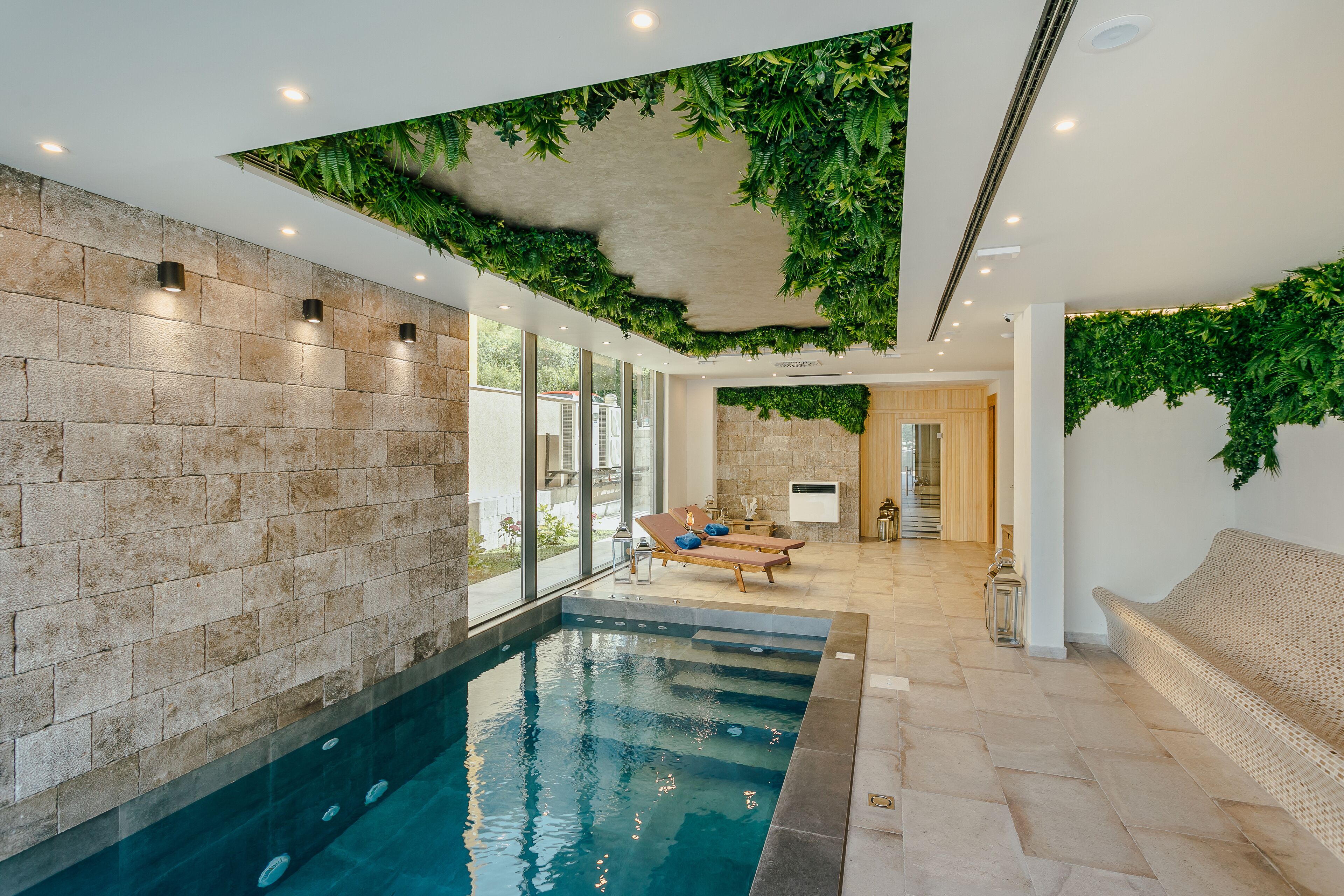 Alberca techada, alberca al aire libre por temporada y camastros