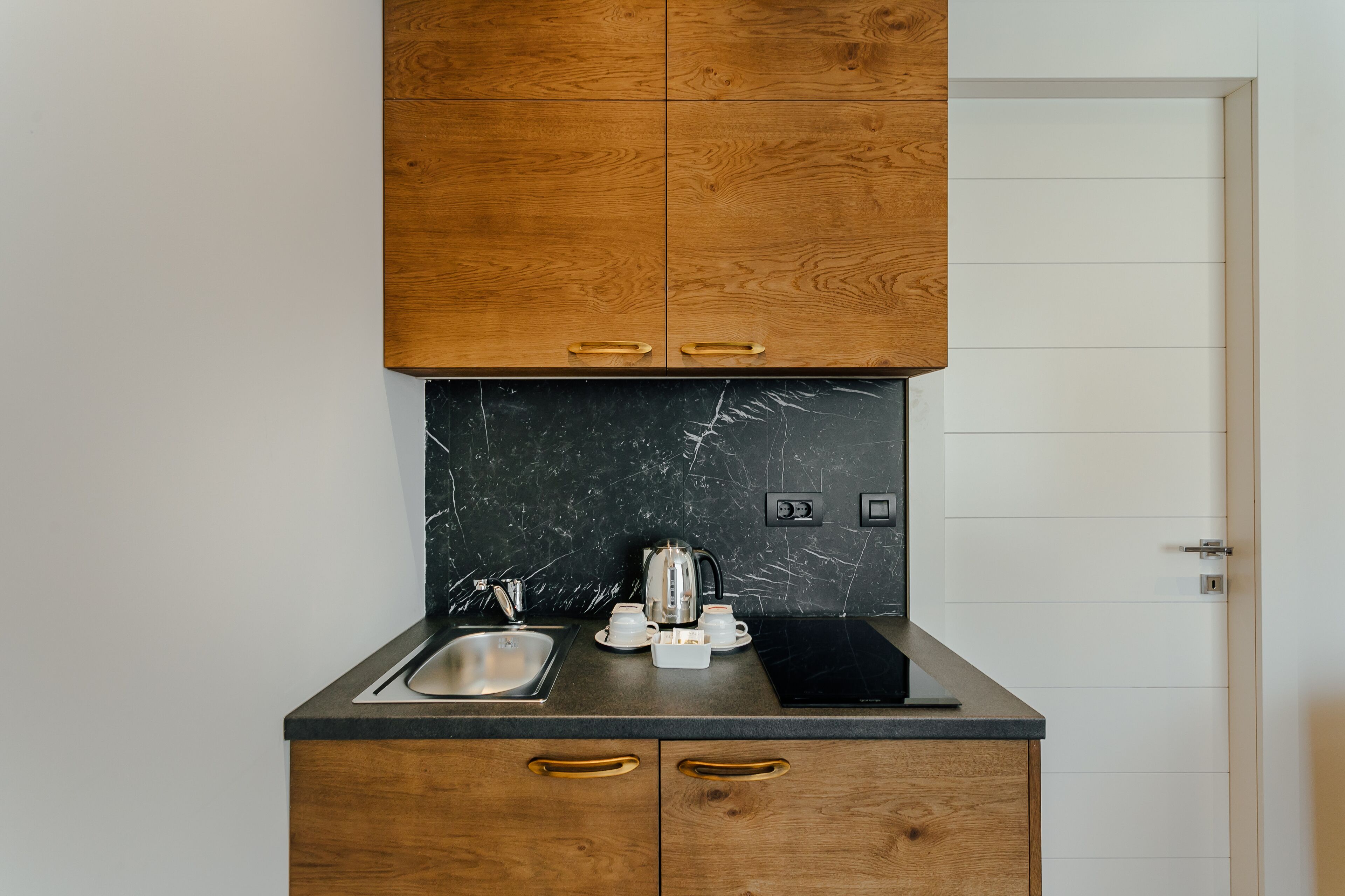 deluxe suite, 1 bedroom, sea view | private kitchenette | electric kettle