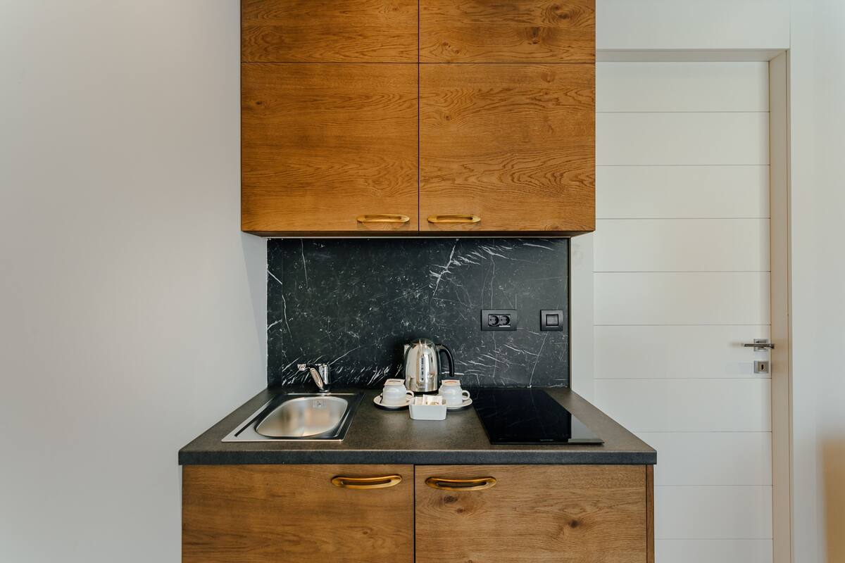 deluxe suite, 1 bedroom, sea view | private kitchenette | electric kettle