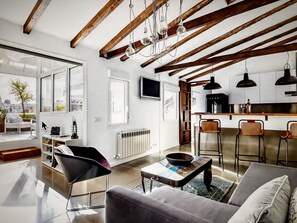 Smart-TV, DVD-Player, Bücher, Videothek