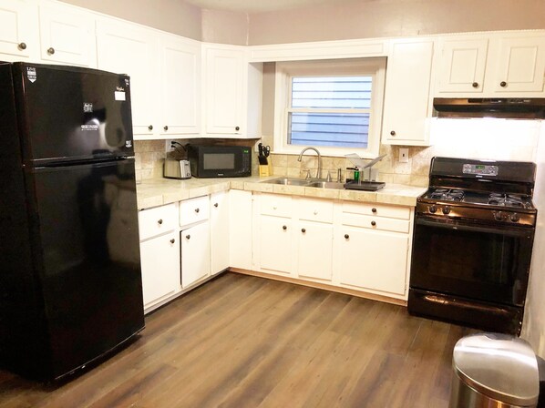 Réfrigérateur, four à micro-ondes, un four, surface de cuisson