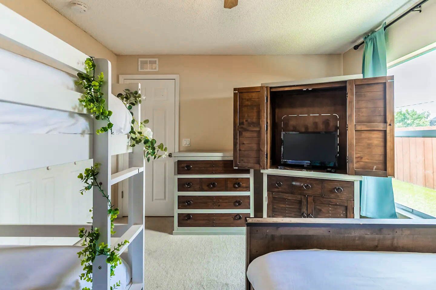 4 sovrum, skrivbord, strykjärn/strykbräda och resesäng