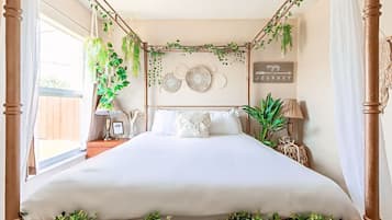 4 bedrooms, desk, iron/ironing board, travel crib