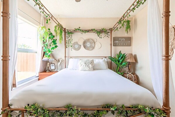 4 slaapkamers, een bureau, een strijkplank/strijkijzer, reisbedje