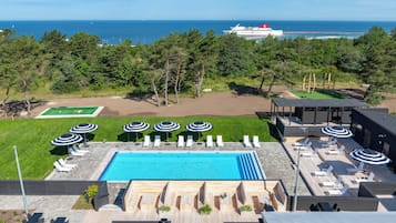 Een seizoensgebonden buitenzwembad