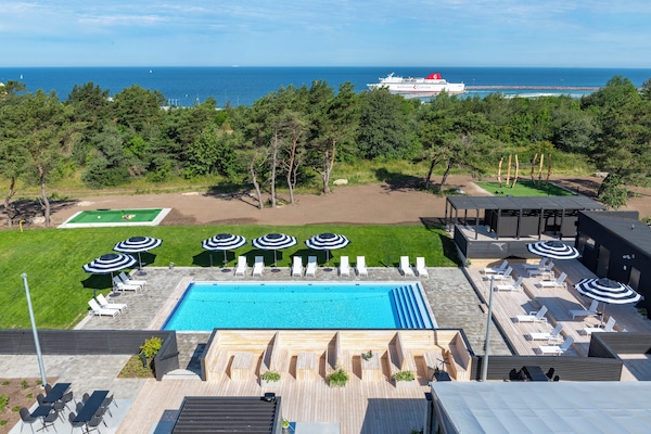 Kolam renang outdoor musiman