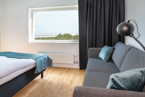 Työpöytä, pimennysverhot, silitysrauta/-lauta, ilmainen Wi-Fi