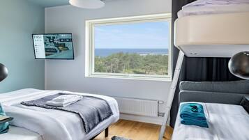 Skrivbord, mörklÀggningsgardiner, strykjÀrn/strykbrÀda och gratis wi-fi