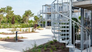 Un bâtiment moderne doté d’un escalier en colimaçon et d’un espace extérieur abrité.