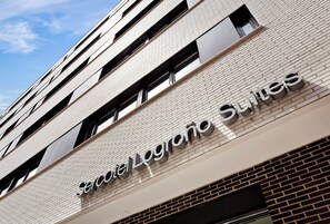 Un edificio con un letrero que dice "Serco Hotel Logrono Suites".