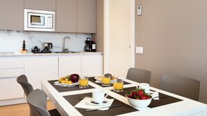 Coffee/tea maker, fridge, microwave, stovetop