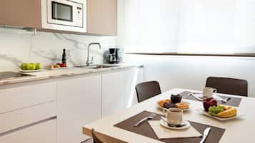 Réfrigérateur, micro-ondes, plaque de cuisson, lave-vaisselle