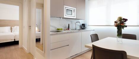 Refrigerador, microondas, placa de cocina, lavavajillas