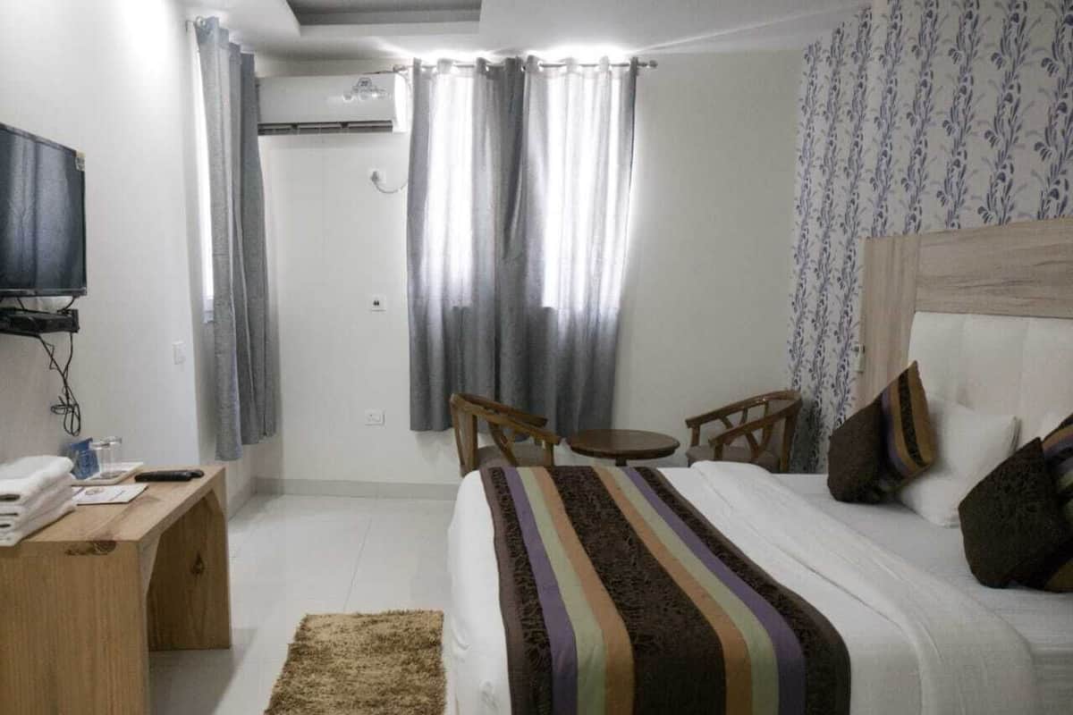 1 bedroom, pillow-top beds, blackout curtains, soundproofing