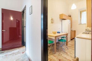 Frigorifero, forno, piano cottura, macchina per tè/caffè