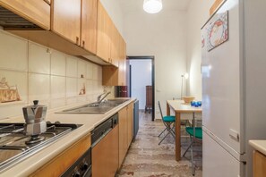 Kühlschrank, Ofen, Herdplatte, Wasserkocher mit Kaffee-/Teezubehör