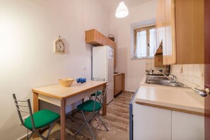 Fridge, oven, stovetop, coffee/tea maker