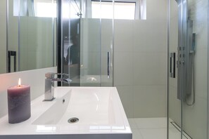 Deluxe Apartment, Mountain View (Modern) | Bathroom | Hair dryer, towels - Apart Orkana 10 D Zakopane (Zakopane)