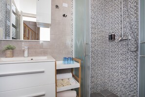 Shower, hair dryer, towels, soap - Agrotourism Kalpic, holiday apartment with pool (Radonić)