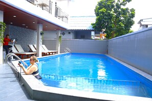 Shower, hydromassage showerhead, free toiletries, hair dryer - Hoang Kim Hotel (Vientiane)