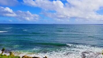 På stranden, solsenger og strandhåndklær