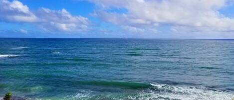 Rannalla, aurinkotuoleja, rantapyyhkeitä