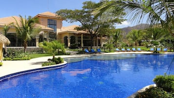 Una piscina cubierta, una piscina al aire libre