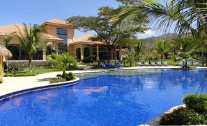 Piscine couverte, piscine extérieure