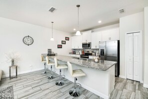 Private kitchen - New Lake View Modern Pool Oasis-Prime Disney Location Storey Lake Resort (Kissimmee)