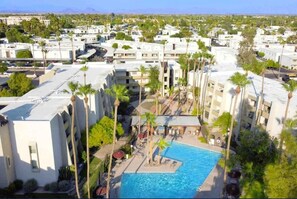 Una piscina al aire libre, una piscina climatizada